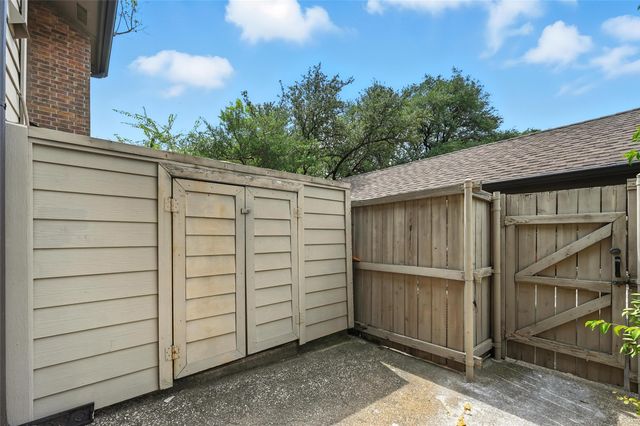 9910 Royal Lane 1202, Dallas, TX 75231
