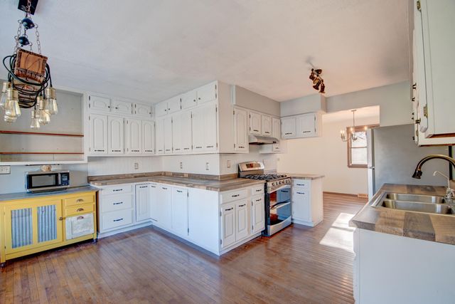 611 Bayberry Court, Valparaiso, IN 46385