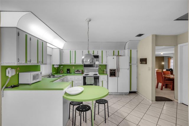 16623 Waters Edge Dr, Weston, FL 33326