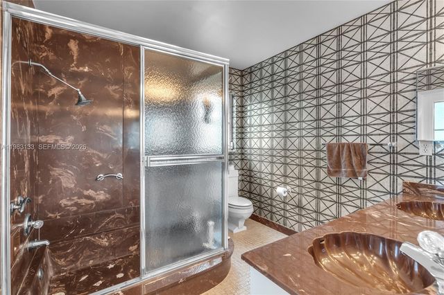 16623 Waters Edge Dr, Weston, FL 33326