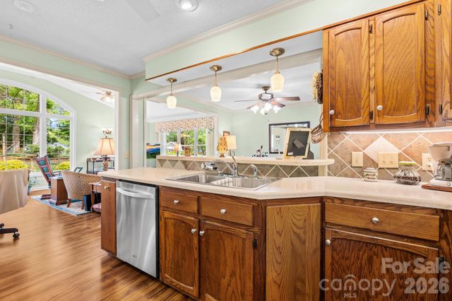 1137 Hibriten Drive SE, Lenoir, NC 28645