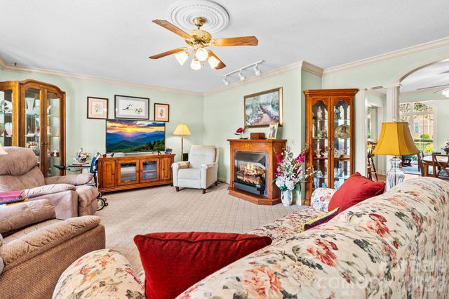 1137 Hibriten Drive SE, Lenoir, NC 28645