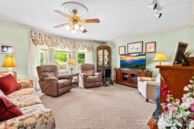 1137 Hibriten Drive SE, Lenoir, NC 28645