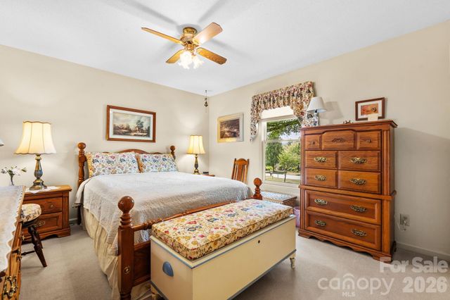 1137 Hibriten Drive SE, Lenoir, NC 28645