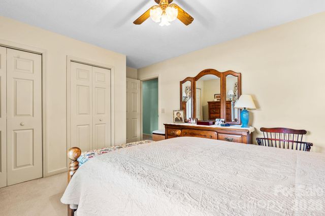1137 Hibriten Drive SE, Lenoir, NC 28645