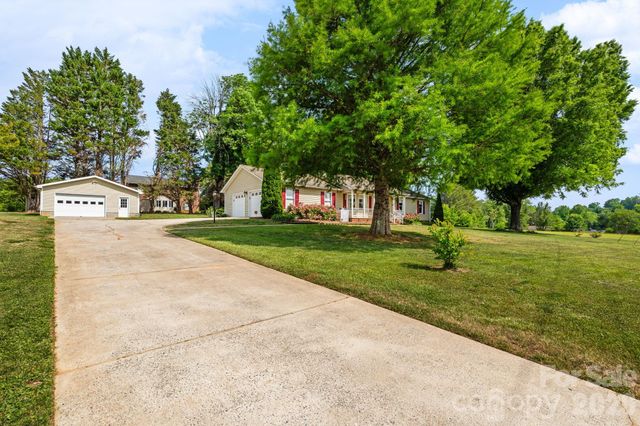 1137 Hibriten Drive SE, Lenoir, NC 28645