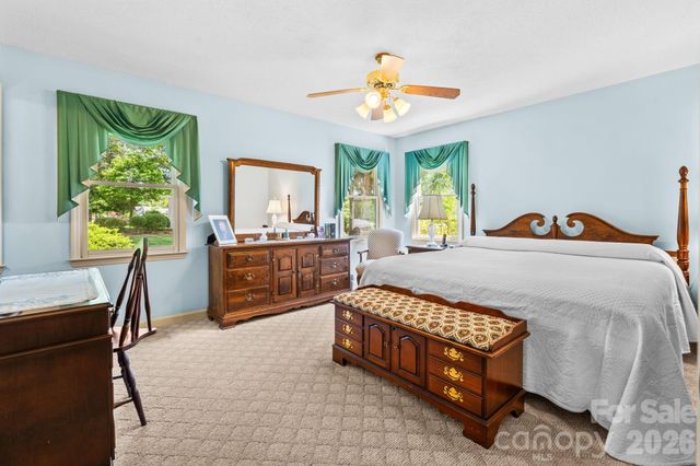 1137 Hibriten Drive SE, Lenoir, NC 28645