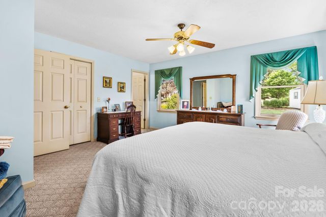 1137 Hibriten Drive SE, Lenoir, NC 28645
