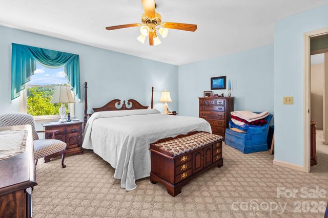 1137 Hibriten Drive SE, Lenoir, NC 28645