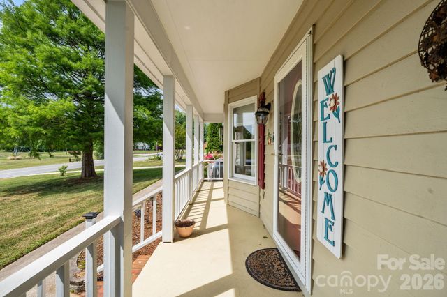 1137 Hibriten Drive SE, Lenoir, NC 28645