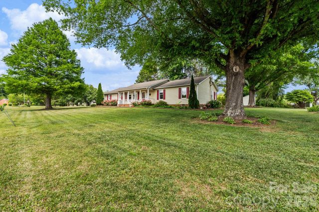 1137 Hibriten Drive SE, Lenoir, NC 28645