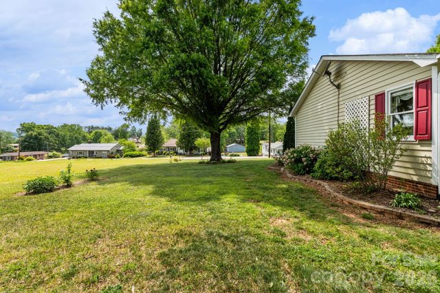 1137 Hibriten Drive SE, Lenoir, NC 28645