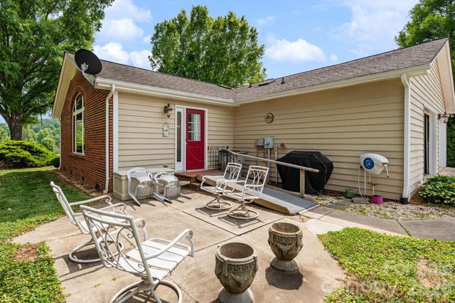 1137 Hibriten Drive SE, Lenoir, NC 28645