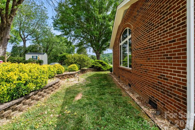 1137 Hibriten Drive SE, Lenoir, NC 28645