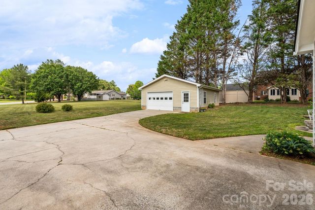 1137 Hibriten Drive SE, Lenoir, NC 28645