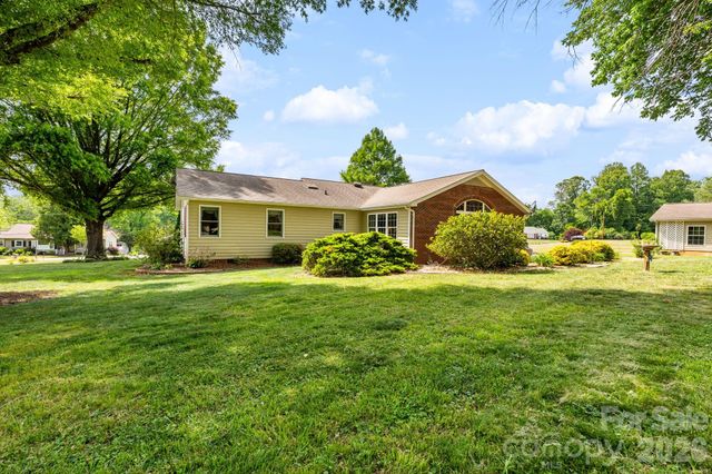 1137 Hibriten Drive SE, Lenoir, NC 28645