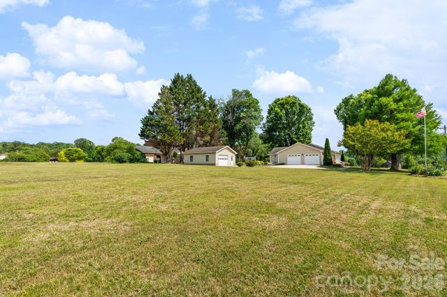 1137 Hibriten Drive SE, Lenoir, NC 28645