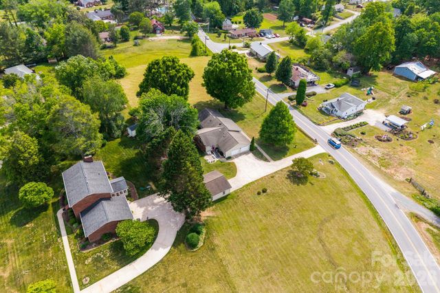 1137 Hibriten Drive SE, Lenoir, NC 28645