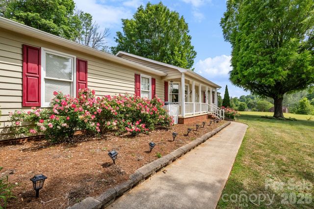 1137 Hibriten Drive SE, Lenoir, NC 28645