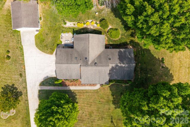 1137 Hibriten Drive SE, Lenoir, NC 28645
