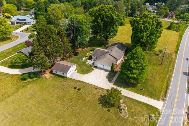 1137 Hibriten Drive SE, Lenoir, NC 28645