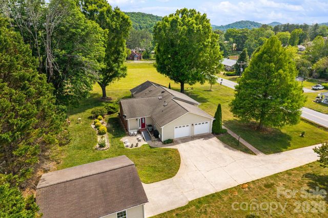1137 Hibriten Drive SE, Lenoir, NC 28645