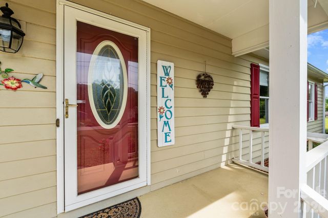 1137 Hibriten Drive SE, Lenoir, NC 28645