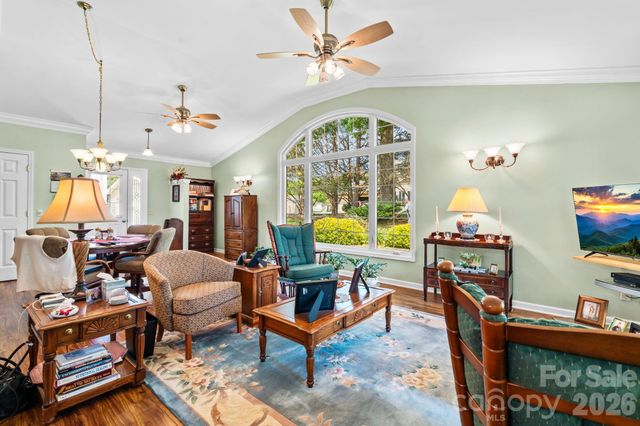 1137 Hibriten Drive SE, Lenoir, NC 28645