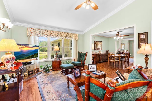 1137 Hibriten Drive SE, Lenoir, NC 28645