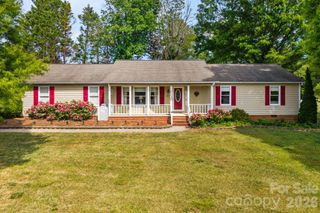 1137 Hibriten Drive SE, Lenoir, NC 28645