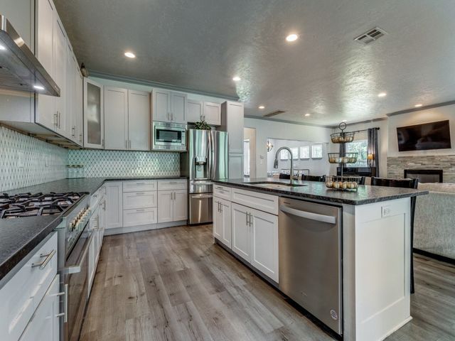 203 Pueblo Drive, Lake Kiowa, TX 76240