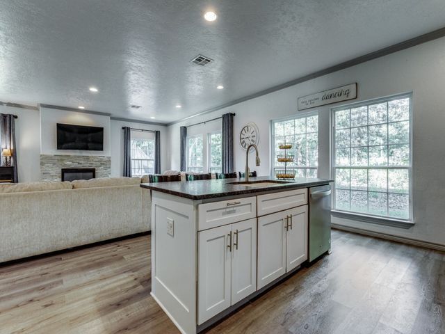 203 Pueblo Drive, Lake Kiowa, TX 76240