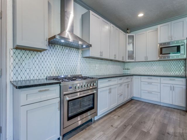 203 Pueblo Drive, Lake Kiowa, TX 76240