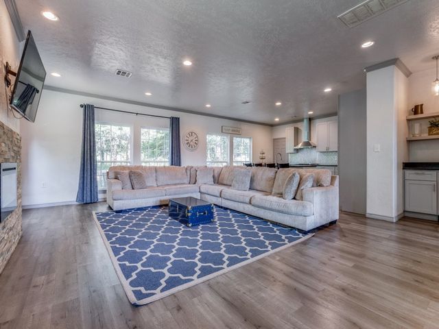 203 Pueblo Drive, Lake Kiowa, TX 76240