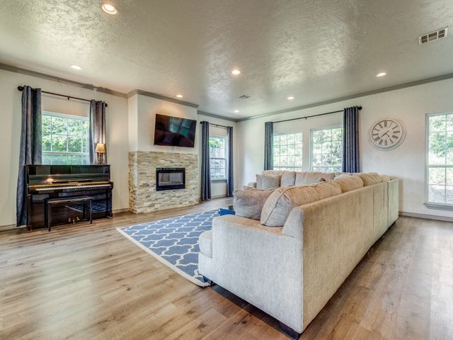 203 Pueblo Drive, Lake Kiowa, TX 76240