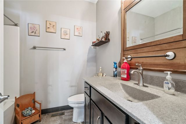 2237 Tranquil Ct NW, Cedar Rapids, IA 52405