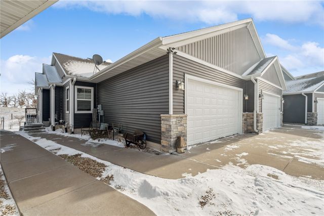 2237 Tranquil Ct NW, Cedar Rapids, IA 52405