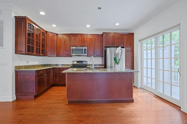 15 Hidden Ridge Court, Scarsdale, NY 10583
