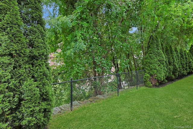 15 Hidden Ridge Court, Scarsdale, NY 10583