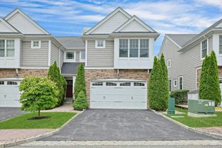 15 Hidden Ridge Court, Scarsdale, NY 10583