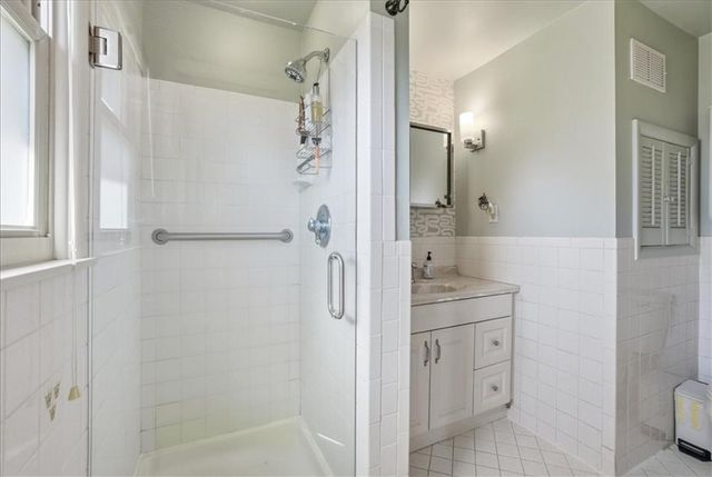 5517 W 70th Street, Prairie Village, KS 66208