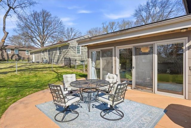 5517 W 70th Street, Prairie Village, KS 66208