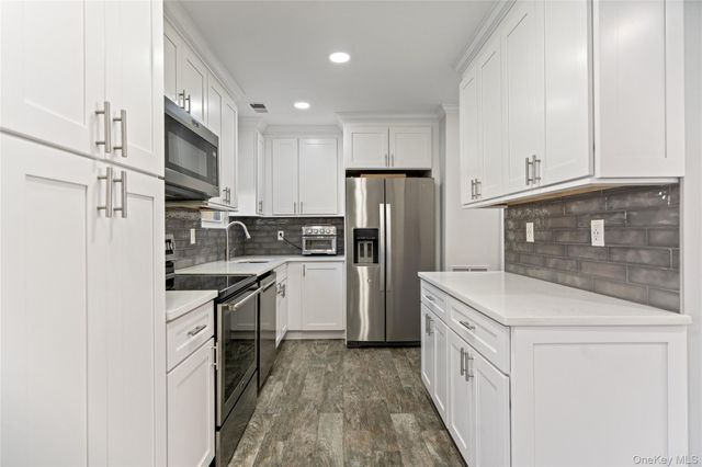 19 Paine Commons 19, Yaphank, NY 11980