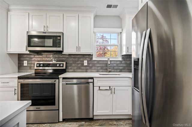 19 Paine Commons 19, Yaphank, NY 11980