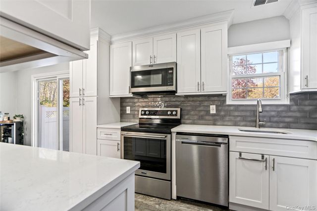 19 Paine Commons 19, Yaphank, NY 11980