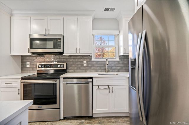 19 Paine Commons 19, Yaphank, NY 11980