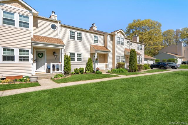 19 Paine Commons 19, Yaphank, NY 11980