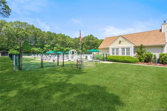 19 Paine Commons 19, Yaphank, NY 11980