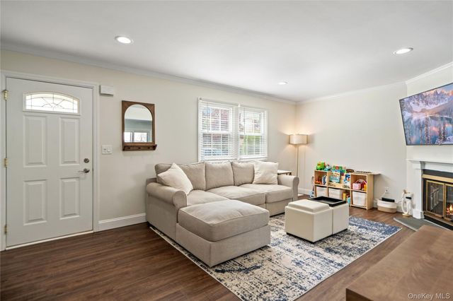 19 Paine Commons 19, Yaphank, NY 11980
