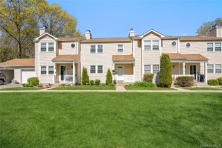 19 Paine Commons 19, Yaphank, NY 11980